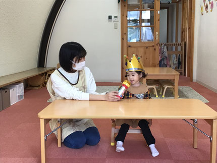 今日はほし組さんの１１月生まれのお友達のお誕生日会をしました。みんなで♪ハッピーバースデイ♪の歌をうたってお祝いしました。インタビューで「３さい！」とお友達が答えると、「3歳同じだー！」と盛り上がっていました。お誕生日おめでとう！