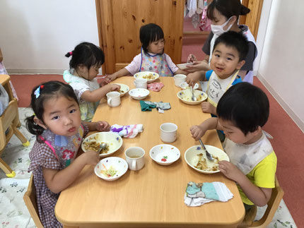 今日の給食は、夏野菜ドライカレー、コールスローサラダ、ヨーグルトでした。ドライカレーは大人気のメニューです！