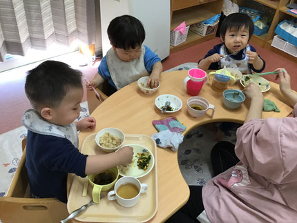 今日の給食は、とりめし・豆腐ハンバーグ・ほうれん草のごま和え・あおさのすまし汁でした。