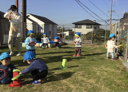 そら組さんとひかり組さんはガムテープで作ったリングで遊びました。リングをフックに引っかけたり、ハンドルに見立てて車ごっこをして元気に走っていました！