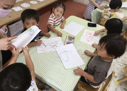 ほしぐみさんは、お絵描きと塗り絵をしました。「何を描いたの？」と尋ねると「オバケ！」と言う声がたくさん聞こえてきました。みんなオバケが大好き♪