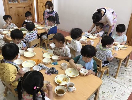 味噌汁にはみんなが収穫したかぼちゃが、中華風和えにはきゅうりが入っていて、「きゅうり、とったよね！」「かぼちゃ、おもかった！」と収穫した時を思い出しながら嬉しそうに食べていました！