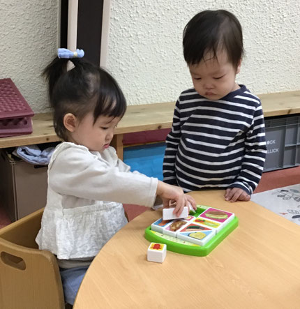 今日は、室内でパズルをしました。美味しいお弁当が完成するかな？真剣な表情で作っていました。