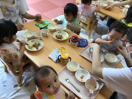 そらぐみさんの離乳食にも星形の人参が入っていて、小さな手で嬉しそうに食べていました。