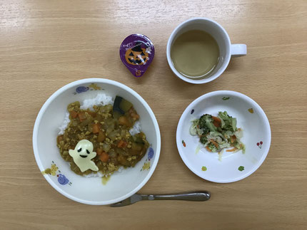 今日はハロウィンです。給食もハロウィンメニューでした。チーズが可愛いお化けに変身していました。