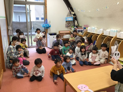 みんな、「うさぎ！」「ぱんだ！」「みどりはなにかな？」と色々な色の丸が何になるか考えながら楽しく見ていましたよ！！