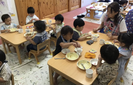 カレーには、みんなが育てたトマト、ピーマン、パプリカ、オクラが入っていました。
