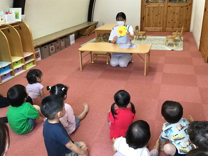 お楽しみ会は、先生がたまごからいろいろな生き物が出てくるお話をしてくれました！