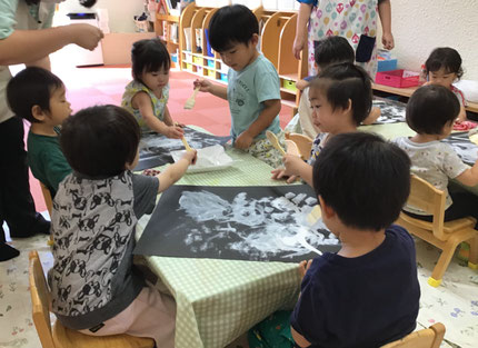 描けなくなったら、また絵の具をつけてグルグルグル。黒い紙がだんだん白くなってきたね。もっともっと描こう。