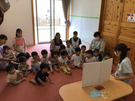 先生がペープサートで「ぞうさんのぼうし」を歌って観せてくれました。色々な動物がでてきたね。最後はちゃんとぞうさんに戻りました。