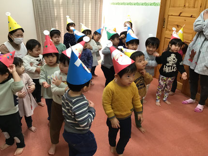 今日はみんなが楽しみにしていた、クリスマス会の日でした。みんなが作った三角帽子を被って参加しました。先生の出し物を見て、キラキラ星を歌って、サンタさんがやってきてくれました！
