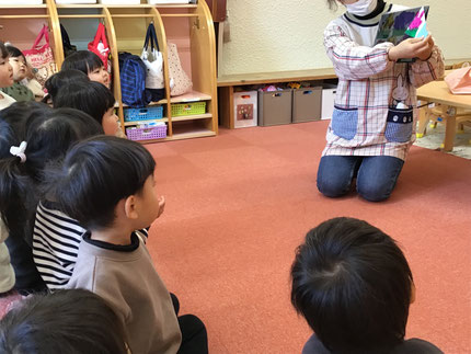 お楽しみ会では、先生が不思議なライトを照らすと、隠れている動物や乗り物が出てくるシアターを見ました。歌に合わせて手拍子をしながら、出て来る動物の名前を嬉しそうに教えてくれました。