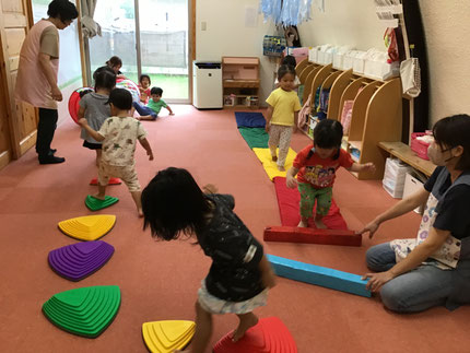 今日は、ほしぐみさんは室内でサーキット遊びをしました。「ジャーンプ！」と元気に跳んだり、「おっとっと！」とバランスを取ったり、全身を使って楽しく遊びました。トンネルも大人気で「ばぁ！」「みえた！」と、トンネルの両側で顔を見合わせて大笑いしていました。