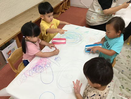 今日は、ほしぐみさんはお絵描き遊びをしました。「ピンクでかく！」「あおかして！」とお友達とお話ししながら、大きな紙に楽しそうに描いていました。