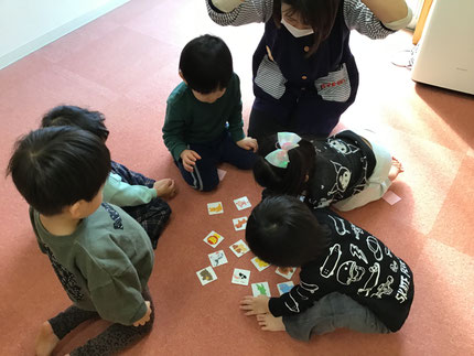 ほしぐみさんは、カルタで遊びました。「くま」と呼ばれると、「くまどこ？」「あった！！」と真剣に探していました。
