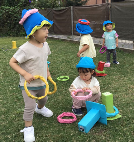 今度は頭に乗せていました。落とさないように気をつけてゆっくり歩いていました。子どもたちの発想はすごいですね。