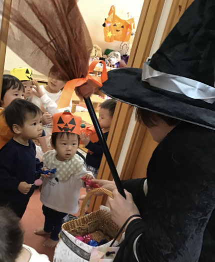 「あめ、もらった！」「かばん、いっぱいはいった！」と、みんな大喜びでした。先生達も仮装して、みんなでハロウインを楽しみました！