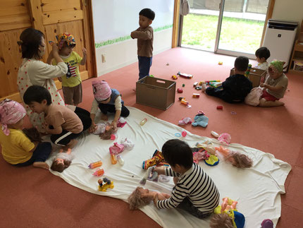 赤ちゃんは特に人気で、みんな三角巾をつけてもらって、ミルクをあげたり、トントンしたりと一生懸命お世話していました！