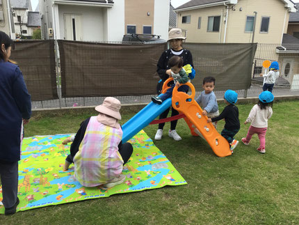 今日は、そらぐみさんとひかりぐみさんは滑り台やフラフープで遊びました。