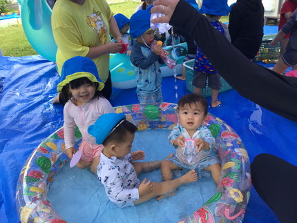 水のシャワーを「あめ！あめ！」とカップに集めたり、浮かんでいるおもちゃを、網ですくって遊ぶ子もいました！