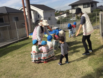 暖かい日が続いているので、お外で遊ぶのがとっても気持ちがいいですね。