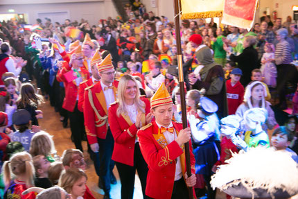 Einmarsch der Aktiven in die Bürgerhalle