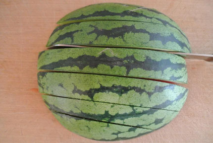 Wassermelone schnell und einfach in mundgerechte Stücke schneiden