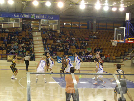 Imagen del último partido con Aurteneche en el Polideportivo Mendizorroza de Gazteiz. (Foto KAPU)