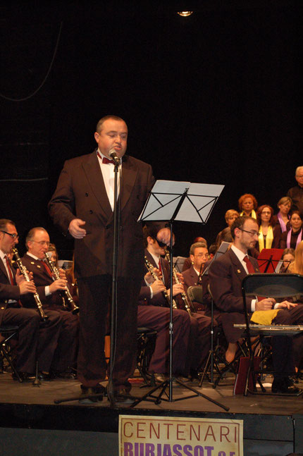 ANTONIO NAVAS EL TENOR QUE PUSO LA  VOZ AL HIMNO EL 9 DE MARZO DE 2013