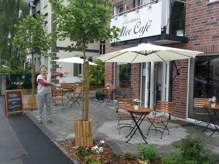 Das von Spectrum e.V. eingerichtete Allee-Cafe ist Teil des  WEG-Projektes von GeWiM-Mitgliedern in der Ockershäuser Allee. - Kontakt zu Spectrum: www.spectrum-marburg.de  