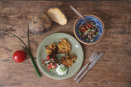 Steckrübenrösti mit Tomaten-Frühlingskräutersalsa