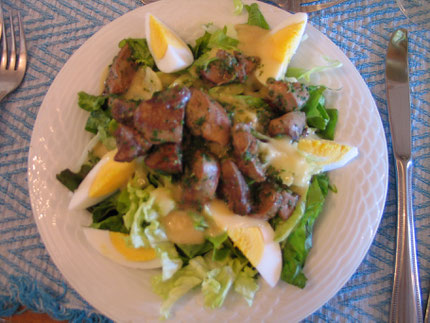 Bild: Vorspeise, Salat mit Hühnerleber in der Bresse, Frankreich