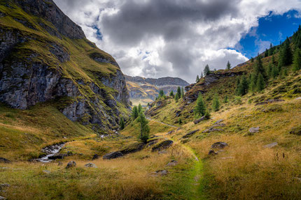 Wanderweg von Vals auf den Tomülpass kurz vor der Hochebene Riedboda