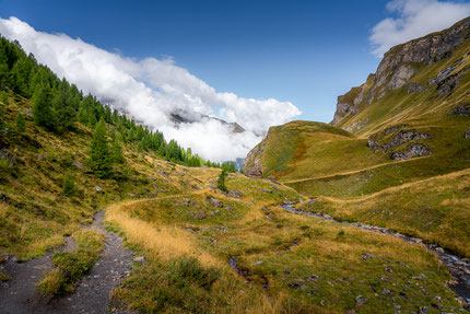 Wanderweg von Vals auf den Tomülpass kurz vor der Hochebene Riedboda