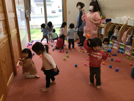 　今日は、お部屋で遊びました。ほしぐみさんは、ボール遊びをしました。たくさんのボールを、拾ったり投げたりして遊んでいました。