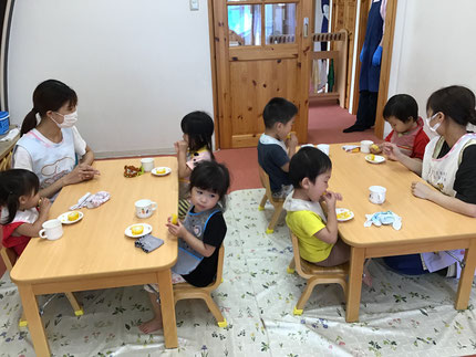 むいたとうもろこしは午後のおやつに茹でて食べました。