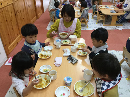 　カレーライスとマカロニサラダとヨーグルト。