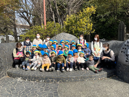 今日はお別れ遠足の日でした。天候にも恵まれ、とても暖かい日になりました。朝からお弁当の話をお友だちとしていて、みんな遠足を楽しみにしている様子でした。かわら美術館に着くと、みんなで集合写真を撮りました。