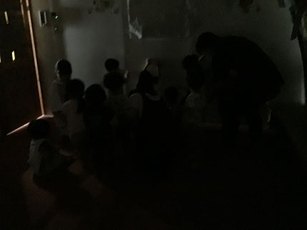 最後はお部屋を暗くして、プラネタリウムの星を捕まえて遊びました。「すごい！きれい！」「ほし、さわれたよ！」と、みんな大喜びでした！