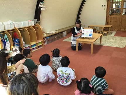 お楽しみ会は、先生が「さんびきのこぶた」の出し物をしてくれました。