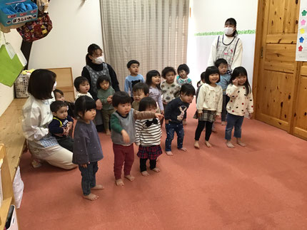 その後は、みんなでひな祭りの歌を歌いました。みんな体を揺らしながら楽しそうに歌っていました！