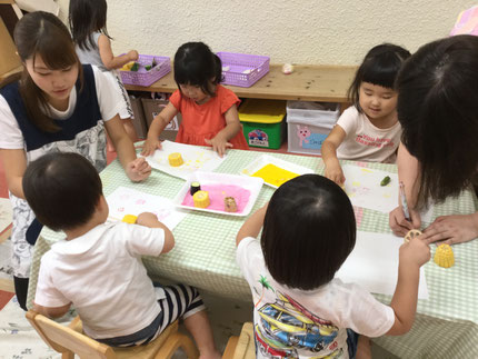 　コーナー遊びで、好きな遊びを選んで遊びました。野菜のスタンプをしました。