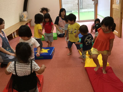 　マット遊びをしました。いろいろな感触のマットの上を、歩いたりジャンプしたりと元気に遊んでいました。