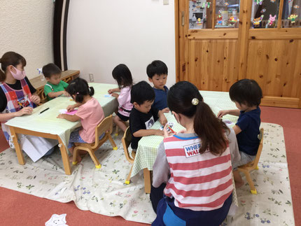 今日は、お部屋で遊びました。ほしぐみさんは、ぬり絵をしました。　　クレヨンで、一生懸命に色をぬっていました。