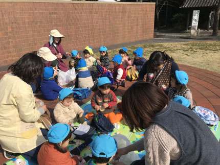 　もうすぐ、今年度も終わりですね。今日は、お別れ遠足に行きました。かわら美術館で、みんなでおやつを食べました。