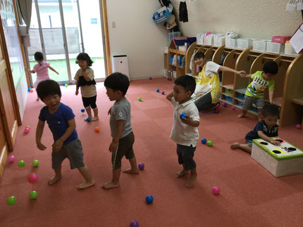 　今日は雨・・・　お部屋で遊びました。ほしぐみさんは、ボール遊びをしました。壁に貼ってあるバイキンマンにむけて、ボールを投げていました。上手に当てることができたかな?