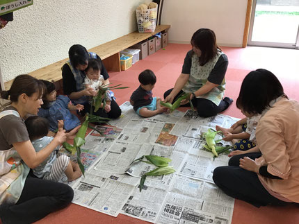 今日は、みんなでとうもろこしの皮剥きをしました！