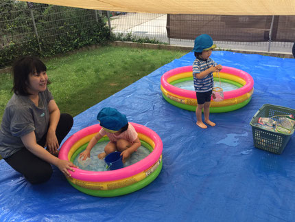 　小さなプールもありますが、やはり大きなプールの方がいいのかな・・・　これからも、天気がいい日はプール遊びをたくさんしていきたいと思います。