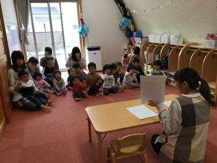 　お楽しみ会は、おばけが何かを食べると変身するお話を、歌に合わせてやってくれました。みんなも、一緒に歌を歌って、　　　　　　　　　　楽しそうに見ていました。