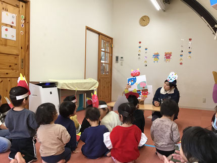 今日は、節分です。先生が紙芝居で「節分」の話をしてくれました。